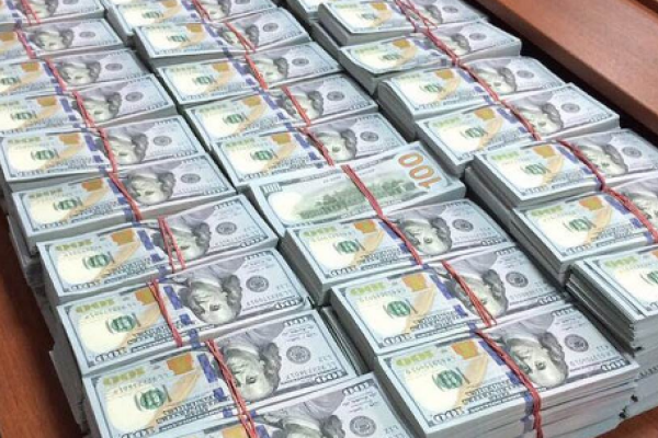 Кадры обыска в квартире Захарченко шокируют: правоохранители вынесли огромные коробки с деньгами Кадры обыска в квартире Захарченко шокируют: правоохранители вынесли огромные коробки с деньгами