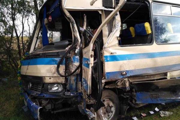 На Львовщине жуткое ДТП: микроавтобус столкнулся с маршруткой, есть жертвы На Львовщине жуткое ДТП: микроавтобус столкнулся с маршруткой, есть жертвы