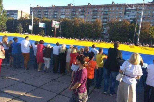 В Мариуполе отметили День города, развернув самый огромный флаг Украины В Мариуполе отметили День города, развернув самый огромный флаг Украины