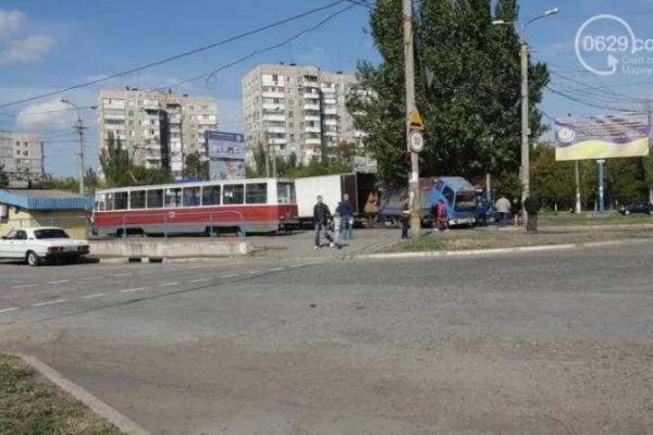 В Мариуполе произошло страшное ДТП: столкнулись трамвай и грузовик