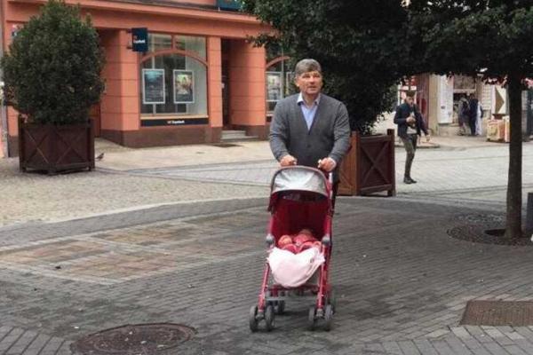 Экс-мэр Луганска, организовавший "референдум", спокойно гуляет по улицам Чехии