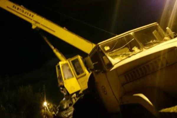 В Харькове произошло шокирующее ДТП: грузовик обнаружили на крыше жилого дома, появились кадры В Харькове произошло шокирующее ДТП: грузовик обнаружили на крыше жилого дома, появились кадры