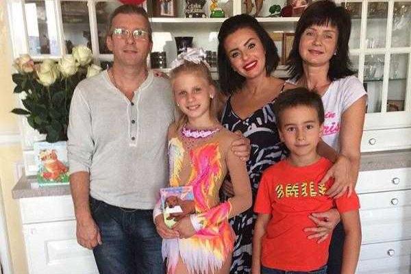 Юля Волкова показала своих родителей и детей Юля Волкова показала своих родителей и детей