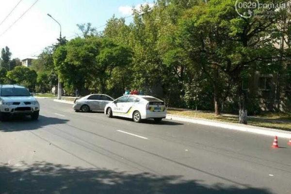 В Мариуполе произошло ДТП, в котором два легковых автомобиля не поделили проспект