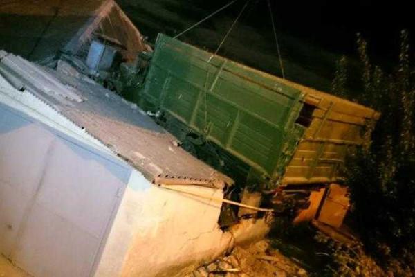 В Харькове произошло шокирующее ДТП: грузовик обнаружили на крыше жилого дома, появились кадры В Харькове произошло шокирующее ДТП: грузовик обнаружили на крыше жилого дома, появились кадры