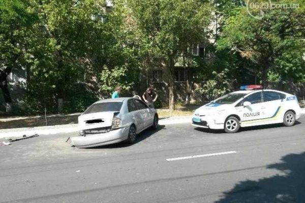 В Мариуполе произошло ДТП, в котором два легковых автомобиля не поделили проспект