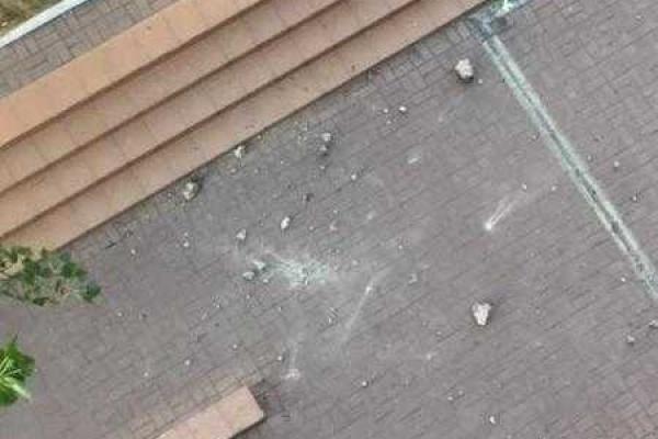 В Мариуполе с дома отвалился кусок бетона: чудом никто не пострадал В Мариуполе с дома отвалился кусок бетона: чудом никто не пострадал