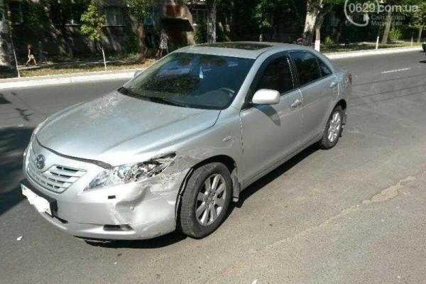 В Мариуполе произошло ДТП, в котором два легковых автомобиля не поделили проспект