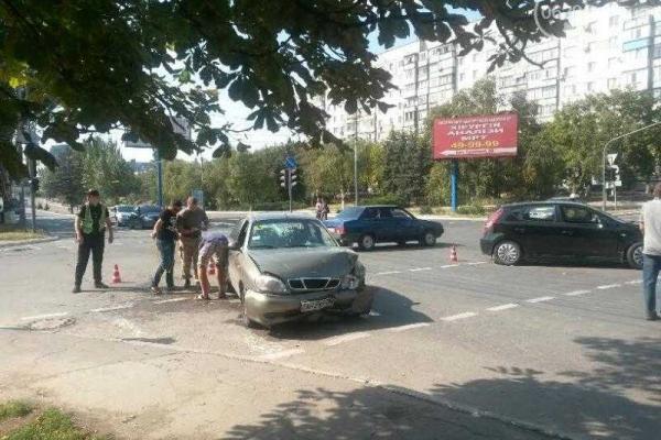 В Мариуполе произошло ДТП: столкнулись два автомобиля, пострадала девушка