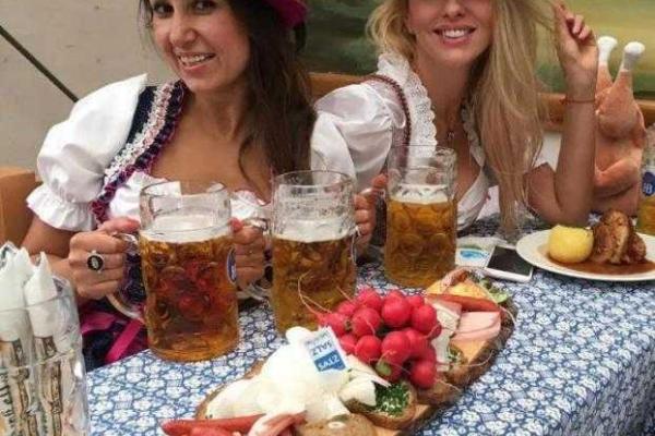 Оля Полякова залпом выпила литр пива на фестивале Оktoberfest