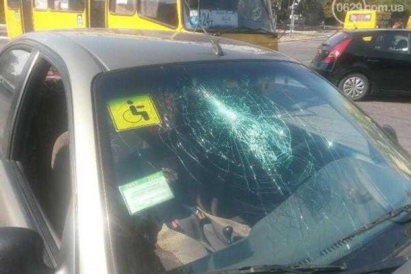 В Мариуполе произошло ДТП: столкнулись два автомобиля, пострадала девушка