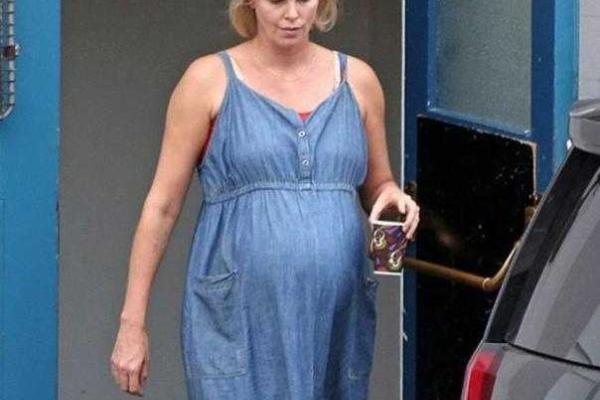 Шарлиз Терон впервые показала беременный животик