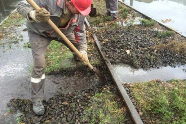 В Мариуполе остановлено движение трамваев: морская вода затопила трамвайные пути