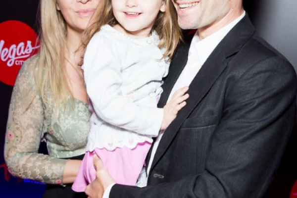 Антон Макарский впервые вышел в свет с 4-летней дочерью Машей Антон Макарский впервые вышел в свет с 4-летней дочерью Машей