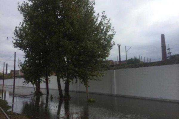 В Мариуполе остановлено движение трамваев: морская вода затопила трамвайные пути