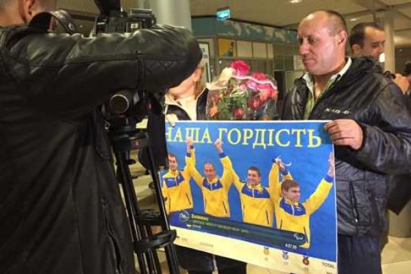 Появились фото, как в Киеве украинцы встречали паралимпийскую сборную Украины