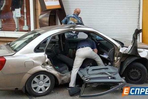 В Киеве полицейские врезались в такси: есть пострадавшие