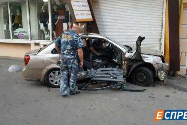 В Киеве полицейские врезались в такси: есть пострадавшие