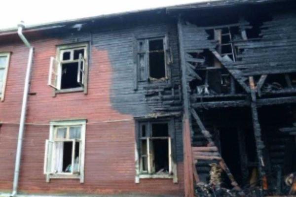 Двое влюбленных сожгли дом и 3 машины ради эффектного "селфи" Двое влюбленных сожгли дом и 3 машины ради эффектного "селфи"