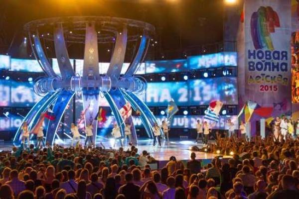 Шнуров зажег «Новую волну» матом и лабутенами