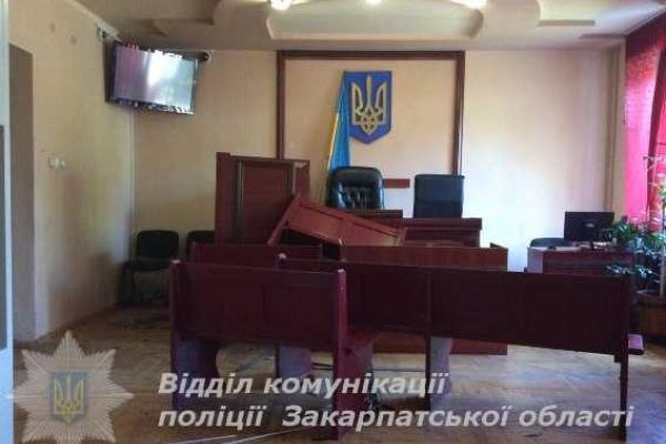 Столкновения в Мукачевском суде: полиция выясняет обстоятельства