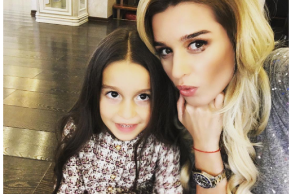 Телеведущая Ксения Бородина кардинально сменила образ, нарастив волосы