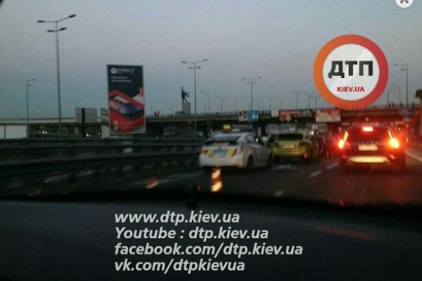 В Киеве крупное ДТП: разбито 7 автомобилей В Киеве крупное ДТП: разбито 7 автомобилей