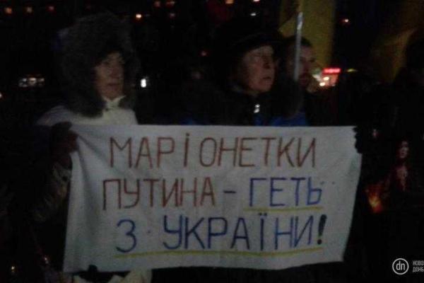 В прифронтовом Мариуполе сотни местных жителей вышли на мощную антивоенную акцию "Стоп Путин!" В прифронтовом Мариуполе сотни местных жителей вышли на мощную антивоенную акцию "Стоп Путин!"