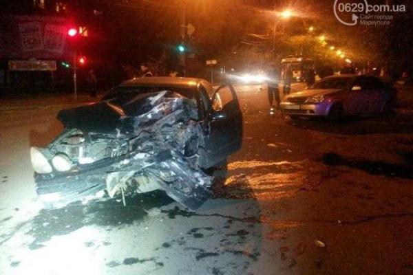 В Мариуполе произошло жуткое ДТП: в такси влетел "Лексус"