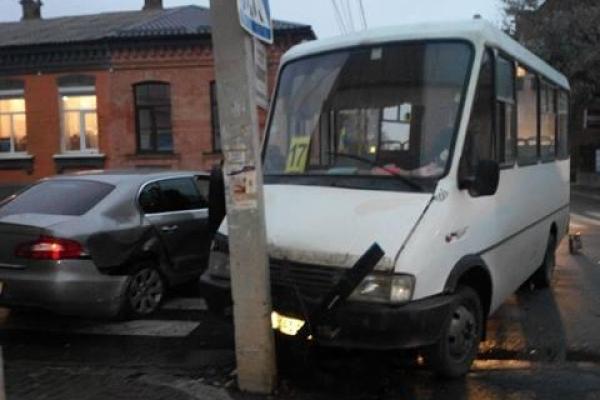 В Кропивницком произошло ДТП: маршрутка столкнулась с легковым автомобилем