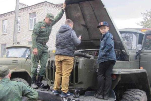 Краснодонским школьникам показали, чем боевики убивают украинцев Краснодонским школьникам показали, чем боевики убивают украинцев