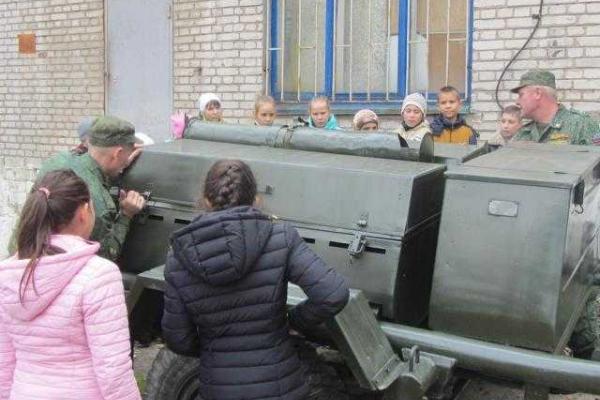 Краснодонским школьникам показали, чем боевики убивают украинцев Краснодонским школьникам показали, чем боевики убивают украинцев