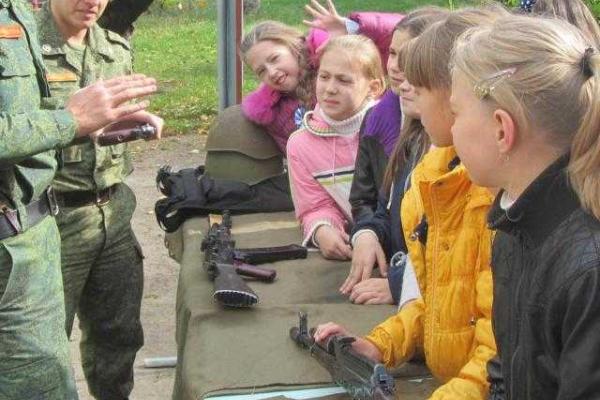 Краснодонским школьникам показали, чем боевики убивают украинцев Краснодонским школьникам показали, чем боевики убивают украинцев