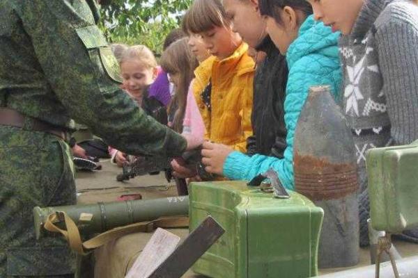 Краснодонским школьникам показали, чем боевики убивают украинцев Краснодонским школьникам показали, чем боевики убивают украинцев