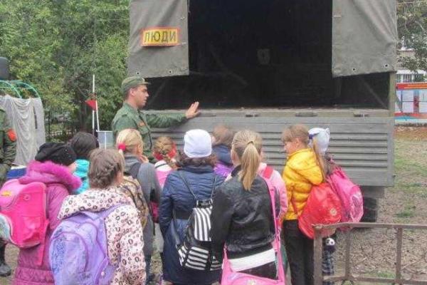 Краснодонским школьникам показали, чем боевики убивают украинцев Краснодонским школьникам показали, чем боевики убивают украинцев