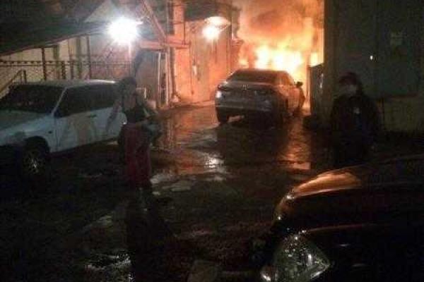 В центре Харькова подожгли автомобиль В центре Харькова подожгли автомобиль