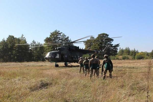 В небе под Днепром летали военные вертолеты В небе под Днепром летали военные вертолеты