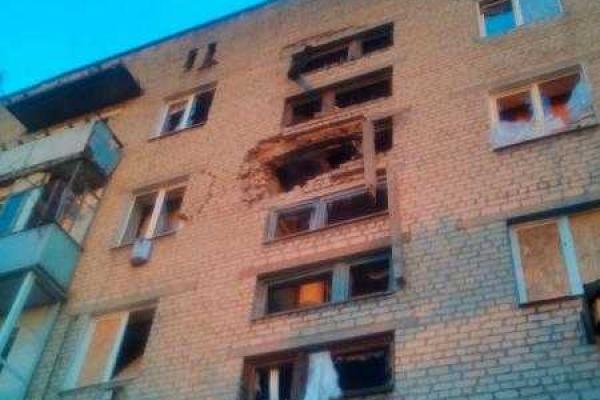 В результате обстрела Марьинки разрушены 8 домов и кафе