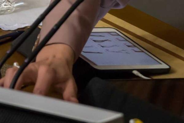 Трудовые будни нардепа: выбрать колготки во время парламентского заседания Трудовые будни нардепа: выбрать колготки во время парламентского заседания
