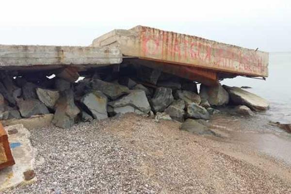В Крыму разрушается набережная курортного поселка: пляжи уходят под воду В Крыму разрушается набережная курортного поселка: пляжи уходят под воду