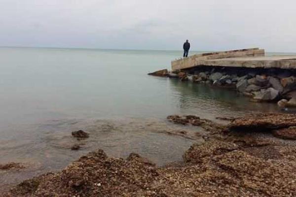 В Крыму разрушается набережная курортного поселка: пляжи уходят под воду В Крыму разрушается набережная курортного поселка: пляжи уходят под воду