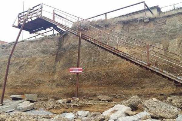 В Крыму разрушается набережная курортного поселка: пляжи уходят под воду В Крыму разрушается набережная курортного поселка: пляжи уходят под воду