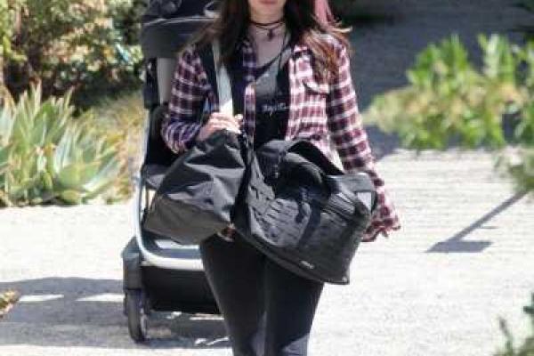 Папарацци удалось сфотографировать новорожденного сына Меган Фокс 