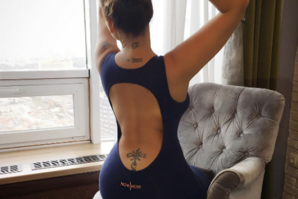 Телеведущая Анфиса Чехова поделилась пикантным фото, показав обнаженную спину