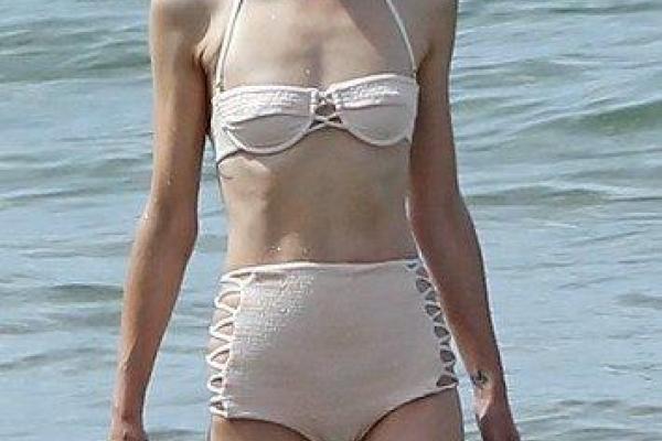 Актриса Джейми Кинг шокировала, появившись на пляже в странном купальнике