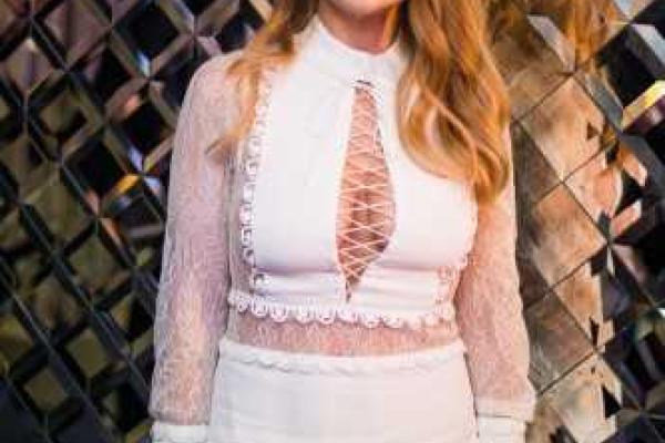 Тина Кароль появилась на людях без бюстгальтера