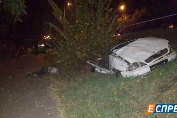 В Киеве Daewoo врезался в столб: авто разорвало на части, четверо погибших В Киеве Daewoo врезался в столб: авто разорвало на части, четверо погибших
