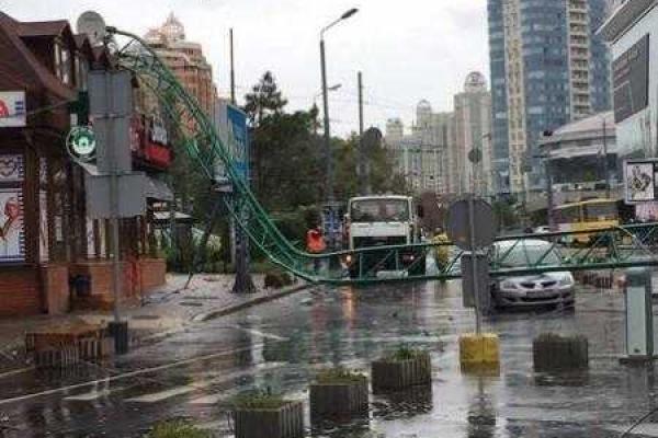 В Одессе снесенный ветром строительный кран рухнул на кафе В Одессе снесенный ветром строительный кран рухнул на кафе
