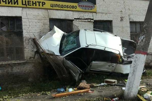 Под Киевом автомобиль Audi влетел в магазин надгробий Под Киевом автомобиль Audi влетел в магазин надгробий