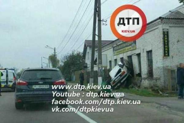 Под Киевом автомобиль Audi влетел в магазин надгробий Под Киевом автомобиль Audi влетел в магазин надгробий